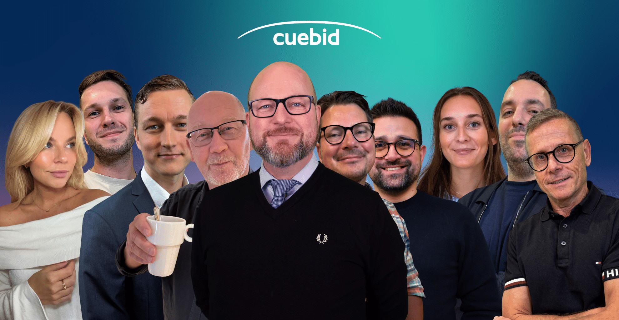Anställda personer på Cuebid på rad med stolta blickar